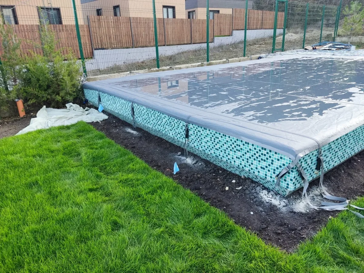 Батутное покрывало на бассейне в Салехарде